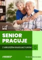 Senior pracuje z arkuszem kalkulacyjnym - tantis.pl
