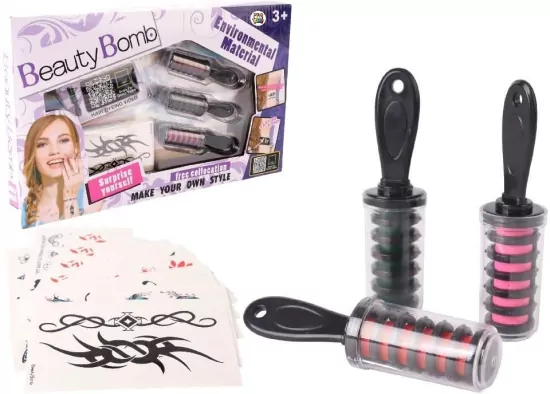 Akademia mody tatuaże z kolorowymi włosami