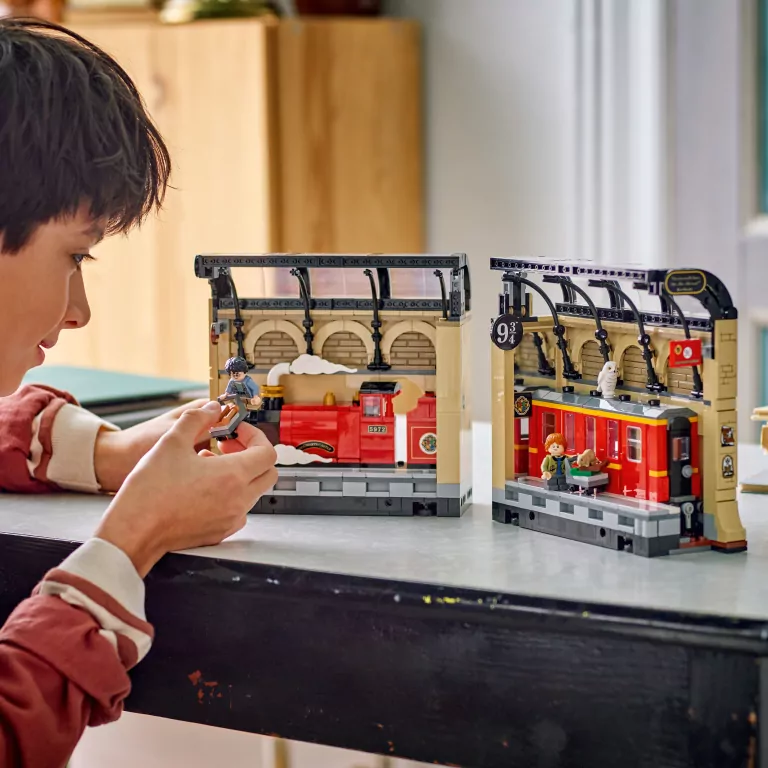 LEGO® Harry Potter. Book nook: Ekspres do Hogwartu™ 76450 - tantis.pl