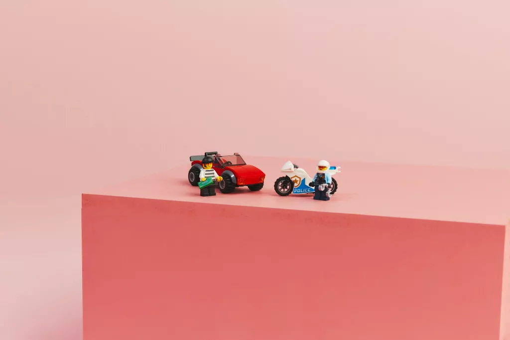 LEGO® City Police. Motocykl policyjny – pościg za samochodem. 60392 - tantis.pl