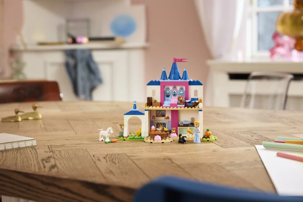 LEGO® Zamek Kopciuszka i jej zwierzęcych przyjaciół 43283 - tantis.pl