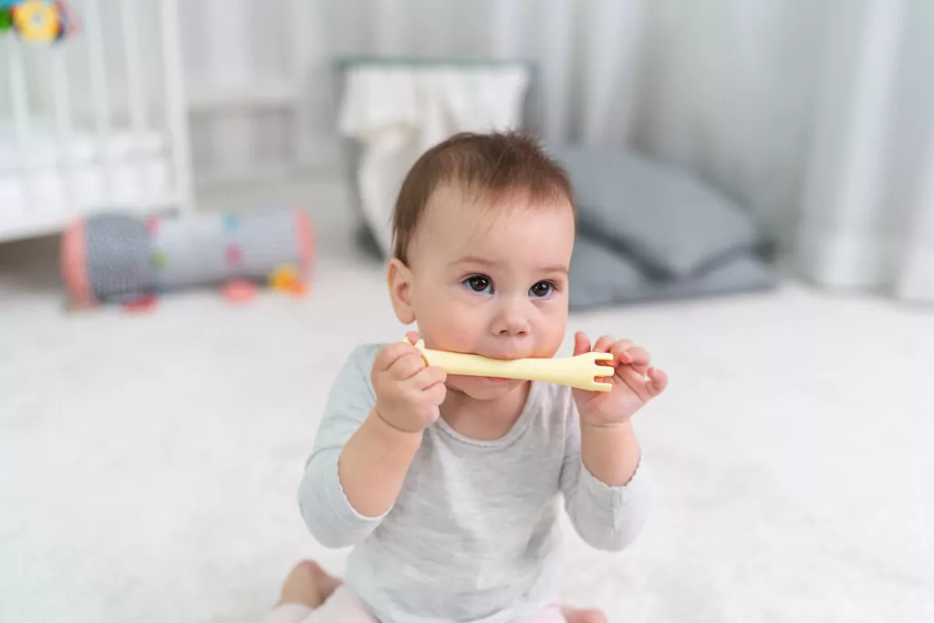 Łyżeczka silikonowa Żyrafa żółta - tantis.pl