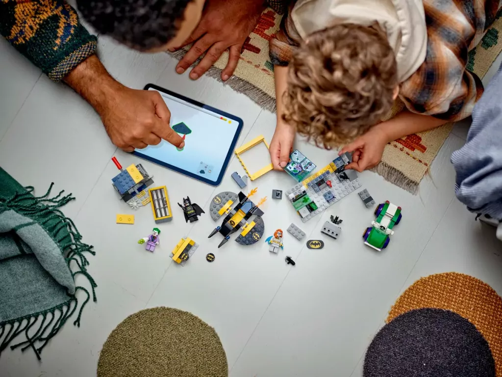 LEGO® Super heroses. Jaskinia Batmana z Batmanem, Batgirl i Jokerem. 76272 - tantis.pl