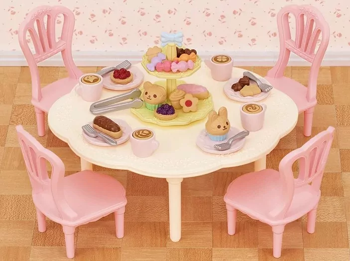 Sylvanian Families. Stół, krzesła i mnóstwo słodkości. Sweets Party 5742 - tantis.pl