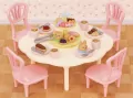 Sylvanian Families. Stół, krzesła i mnóstwo słodkości. Sweets Party 5742 - tantis.pl
