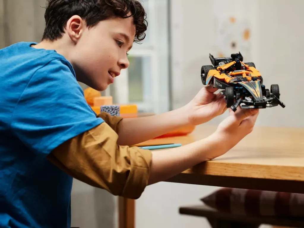 LEGO® Technic. NEOM McLaren Formula E Race Car 42169 - tantis.pl