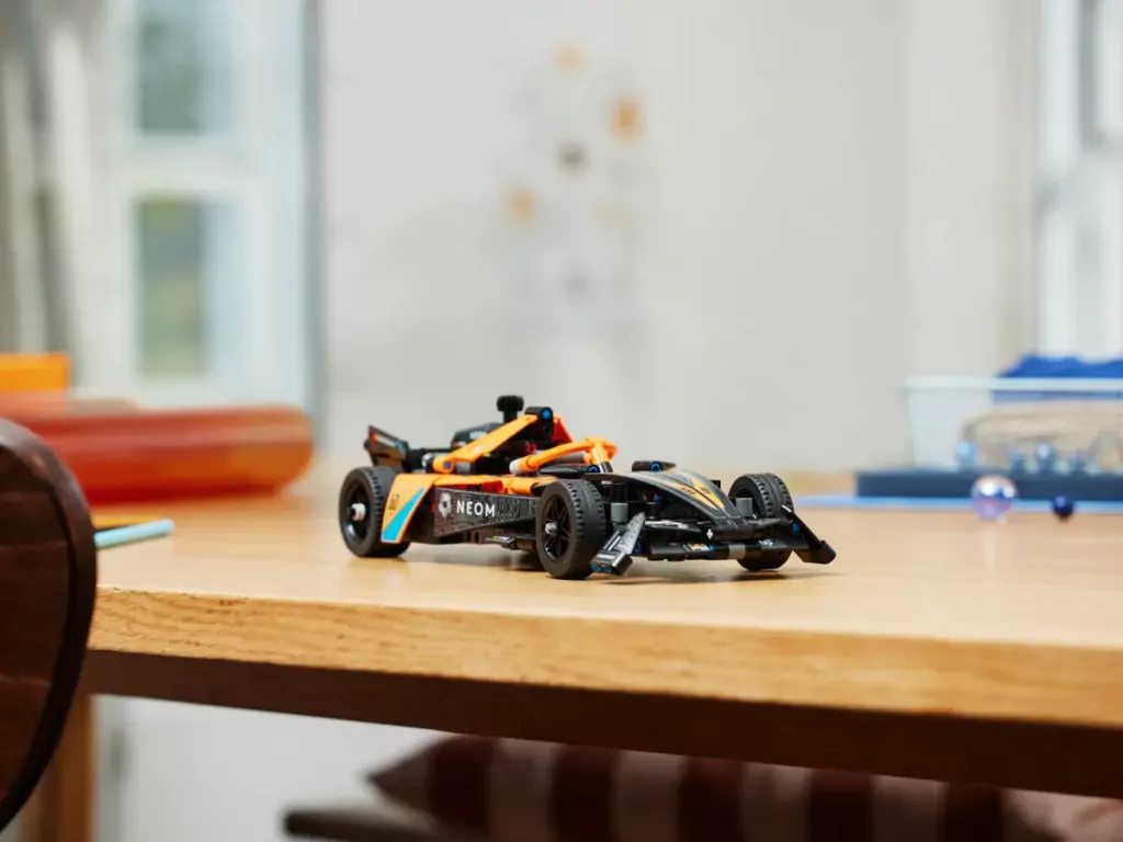 LEGO® Technic. NEOM McLaren Formula E Race Car 42169 - tantis.pl