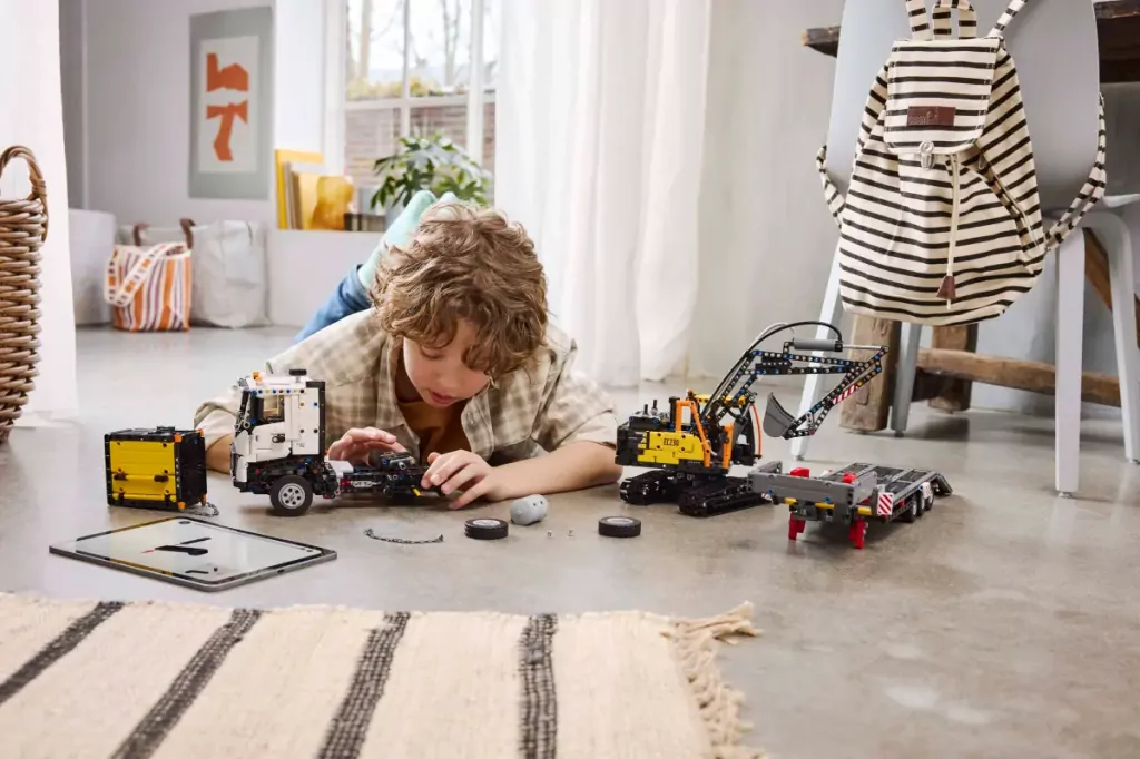 LEGO® Technic. Ciężarówka Volvo FMX i koparka EC230 Electric 42175 - tantis.pl