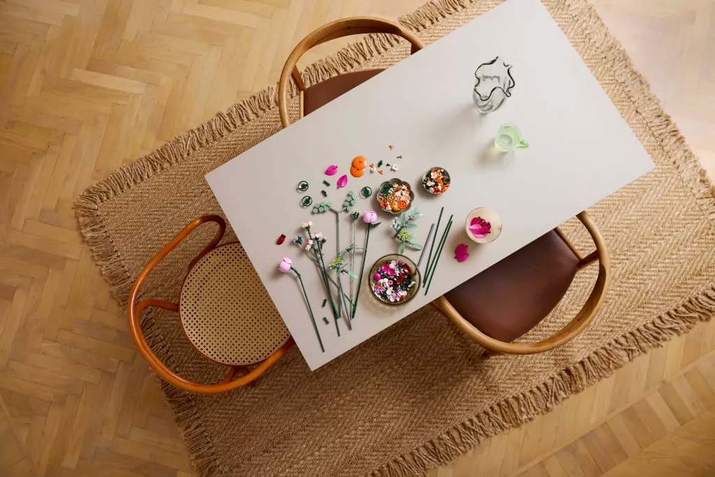 LEGO® Piękny bukiet różowych kwiatów 10342 - tantis.pl