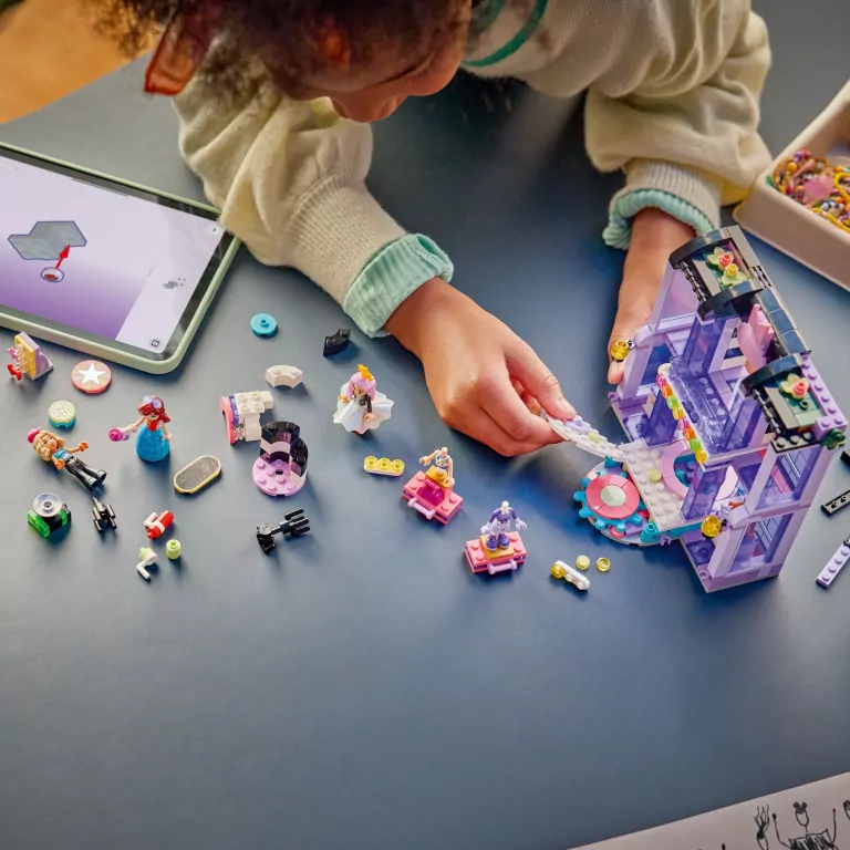 LEGO® Friends. Pokaz mody w mieście Heartlake 42685 - tantis.pl