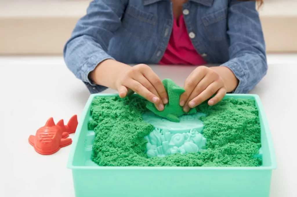 Kinetic Sand. Piasek z foremkami zielony - tantis.pl