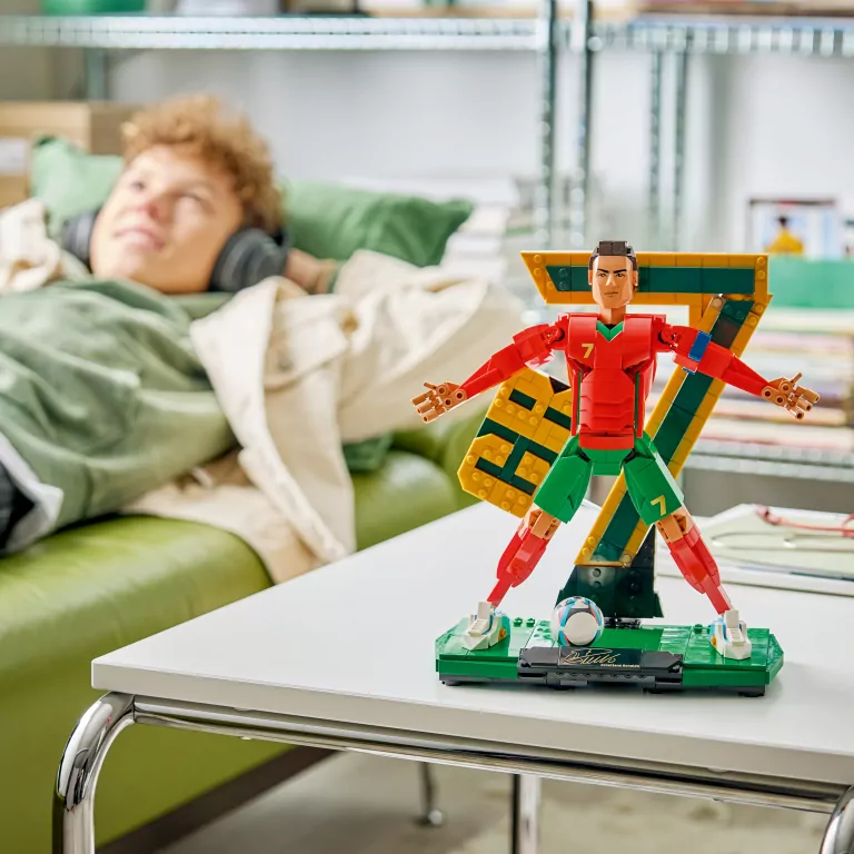 LEGO® Cristiano Ronaldo — piłkarska legenda 43016 - tantis.pl