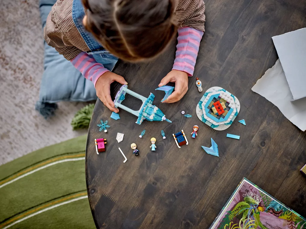 LEGO® Disney Frozen. Magiczna karuzela Anny i Elzy. 43218 - tantis.pl