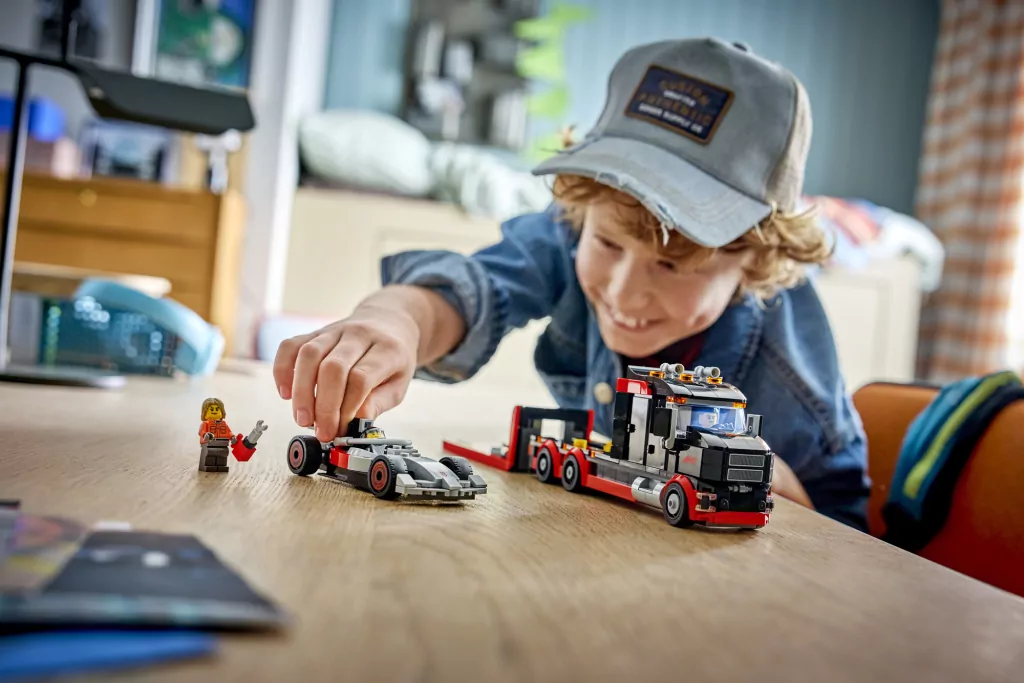 LEGO® Ciężarówka F1® z bolidem Audi F1® 60493 - tantis.pl