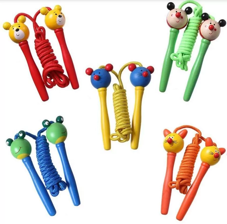 Skakanka z drewnianym uchwytem. Zwierzątko MIX - tantis.pl