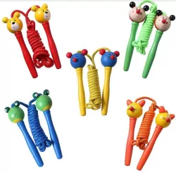 Skakanka z drewnianym uchwytem. Zwierzątko MIX