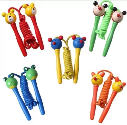 Skakanka z drewnianym uchwytem. Zwierzątko MIX