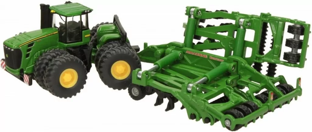 Traktor z rozrzutnikiem. John Deere - tantis.pl