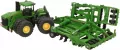 Traktor z rozrzutnikiem. John Deere - tantis.pl