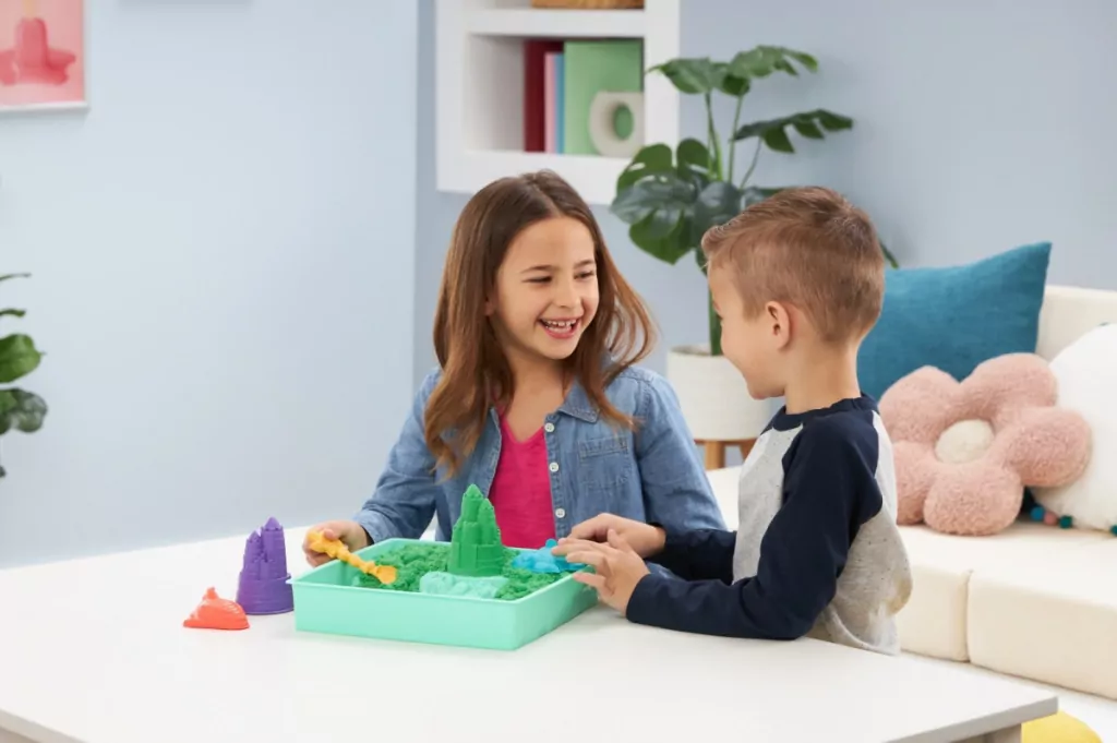 Kinetic Sand. Piasek z foremkami zielony - tantis.pl