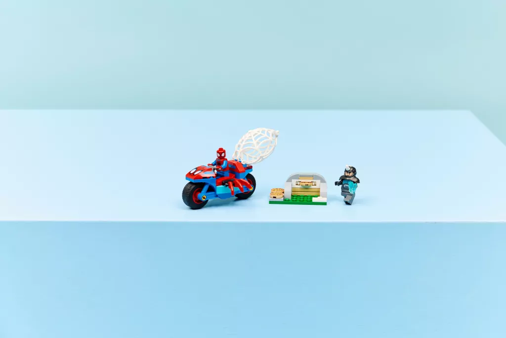 LEGO® Marvel. Spidey na motocyklu kontra Rhino 11206 - tantis.pl