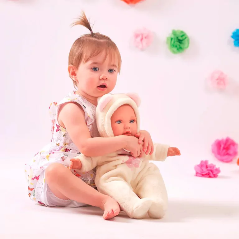 Lalka z miękkim brzuszkiem. Julia 42cm - tantis.pl