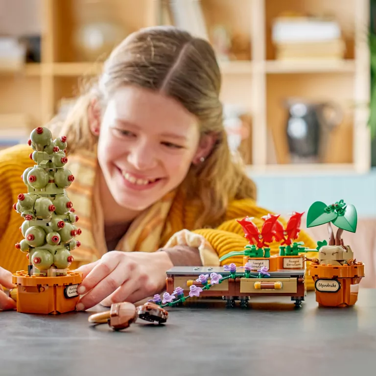 LEGO® Rośliny z lekcji zielarstwa w Hogwarcie 76474 - tantis.pl