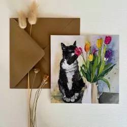 Kot wąchający tulipany