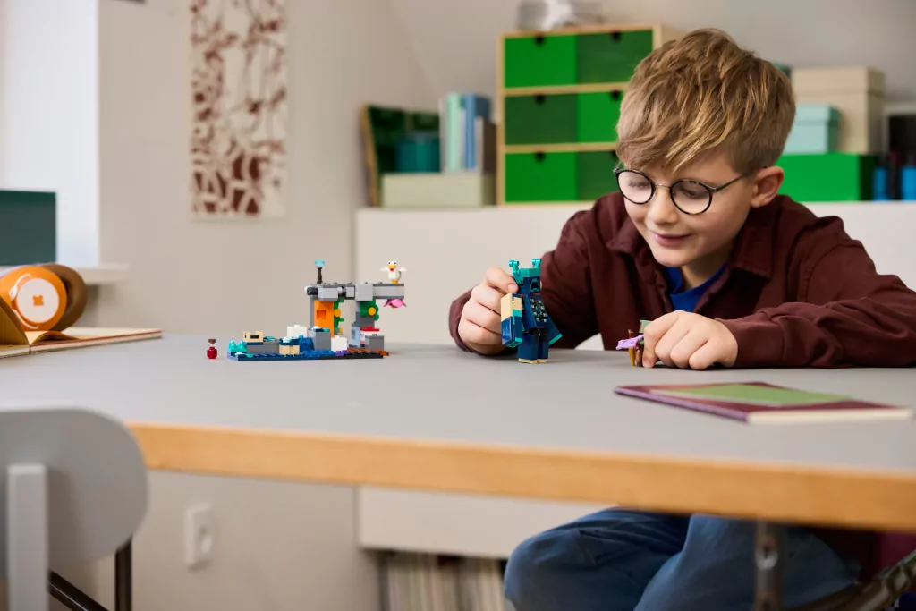 LEGO® Minecraft. Spotkanie ze strażnikiem 21274 - tantis.pl