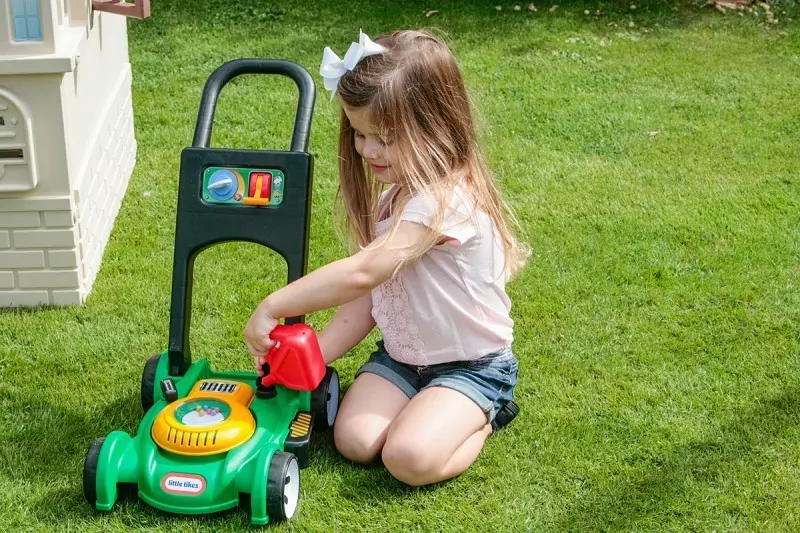 Chodzik pchacz Kosiarka. Little tikes - tantis.pl