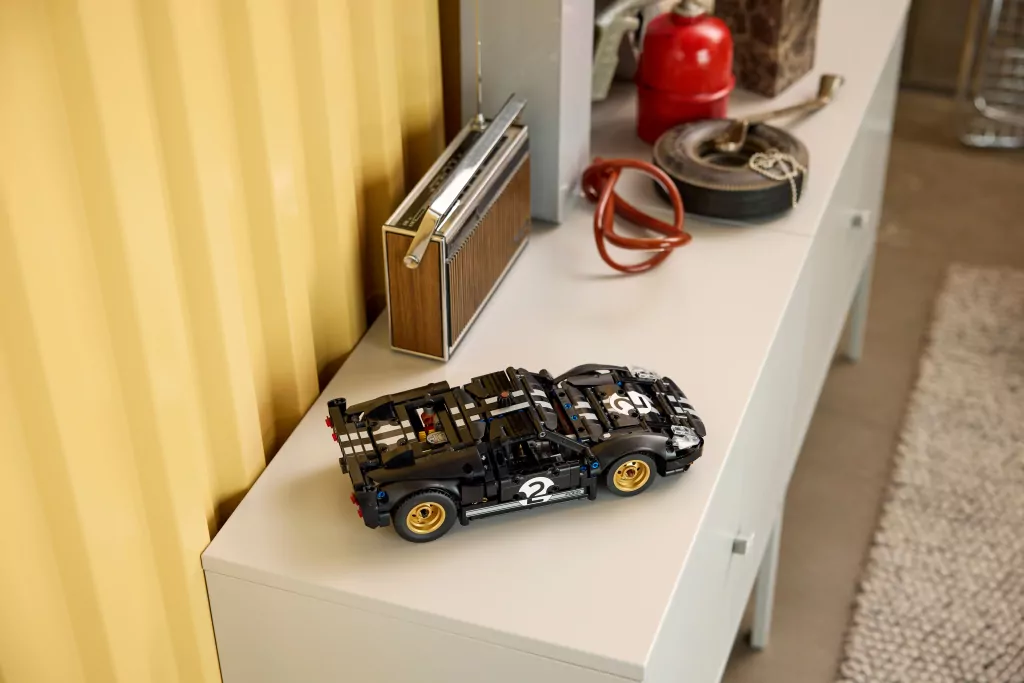 LEGO® Technic.  Samochód wyścigowy 1966 Ford 42223 - tantis.pl