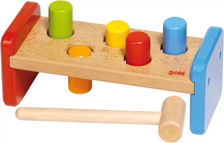 Goki. Drewniana ławeczka do wbijania kołków z młotkiem - tantis.pl