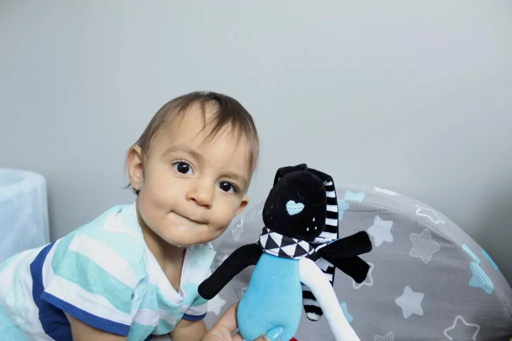 Przytulanka sensoryczna królik - tantis.pl