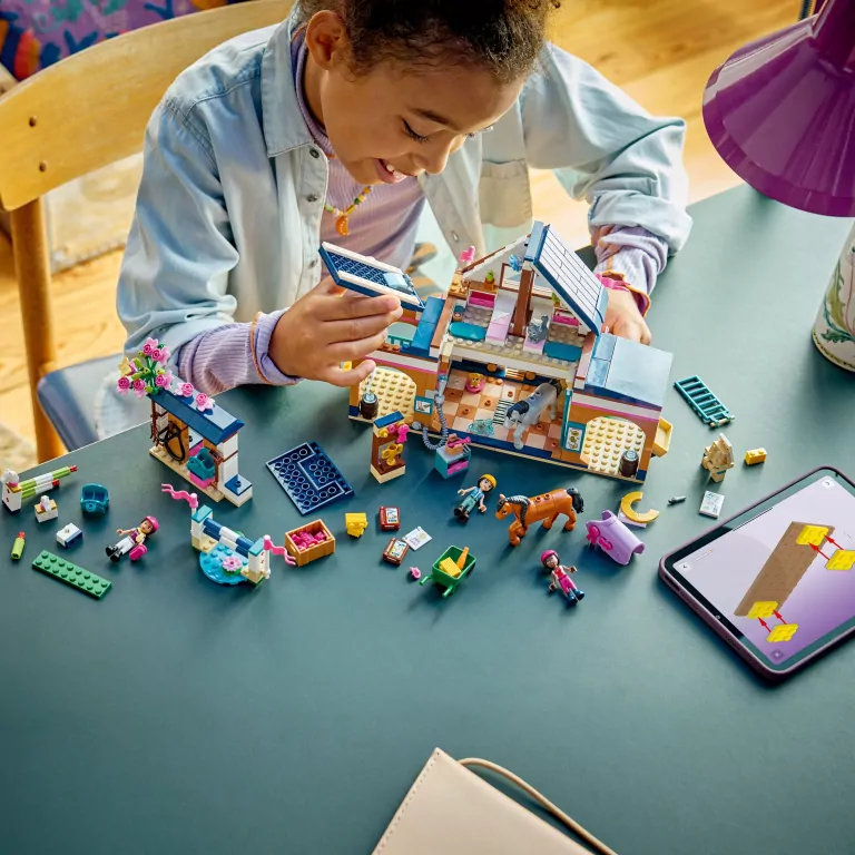 LEGO® Friends  Stadnina i szkółka jeździecka 42688 - tantis.pl