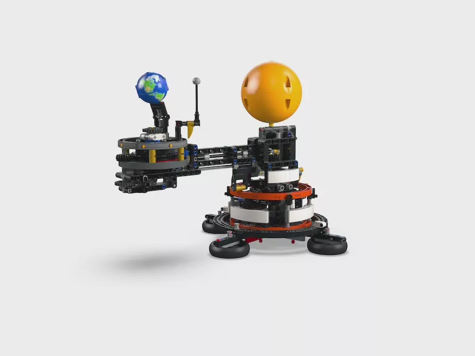 LEGO® Technic. Planeta Ziemia i Księżyc na orbicie 42179 - tantis.pl