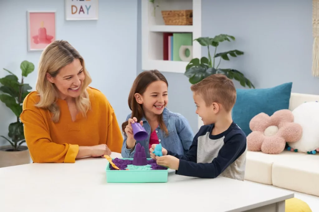 Kinetic Sand. Piasek z foremkami fioletowy - tantis.pl
