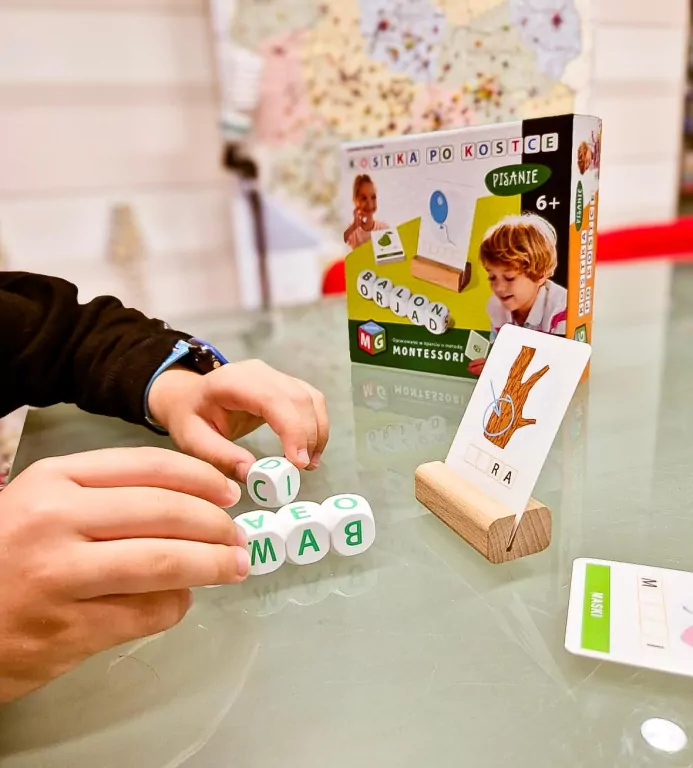 Kostka po kostce. Pisanie 5 kostek. Zabawka edukacyjna Montesori - tantis.pl