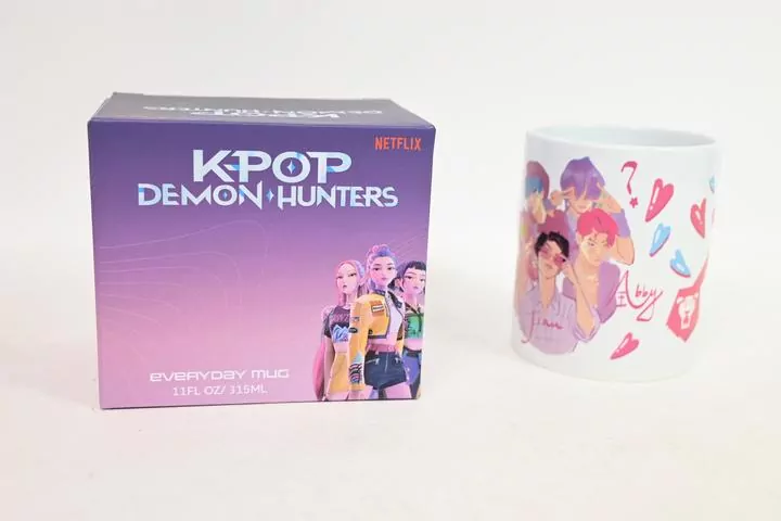 Kubek 325ml ceramiczny Saja Boys K-POP Demon Hunters MG2510651C - tantis.pl