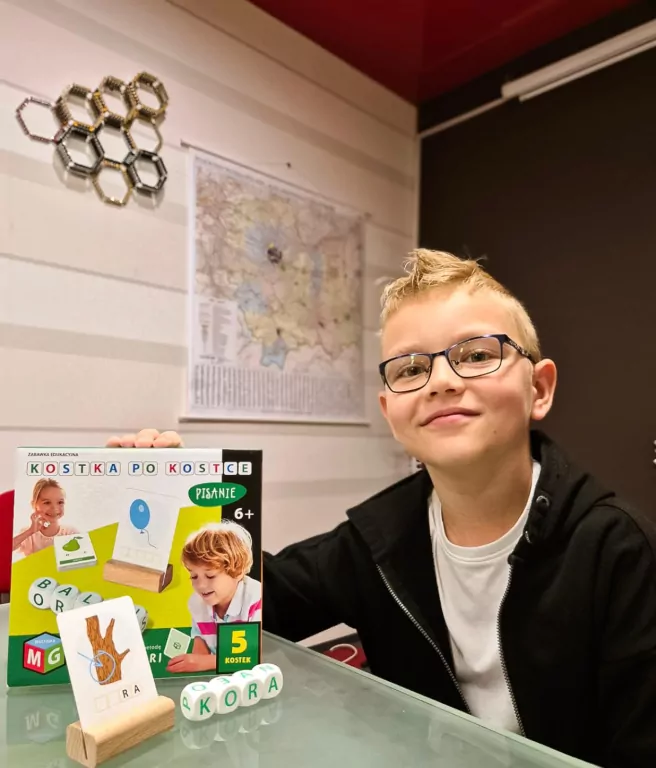 Kostka po kostce. Pisanie 5 kostek. Zabawka edukacyjna Montesori - tantis.pl