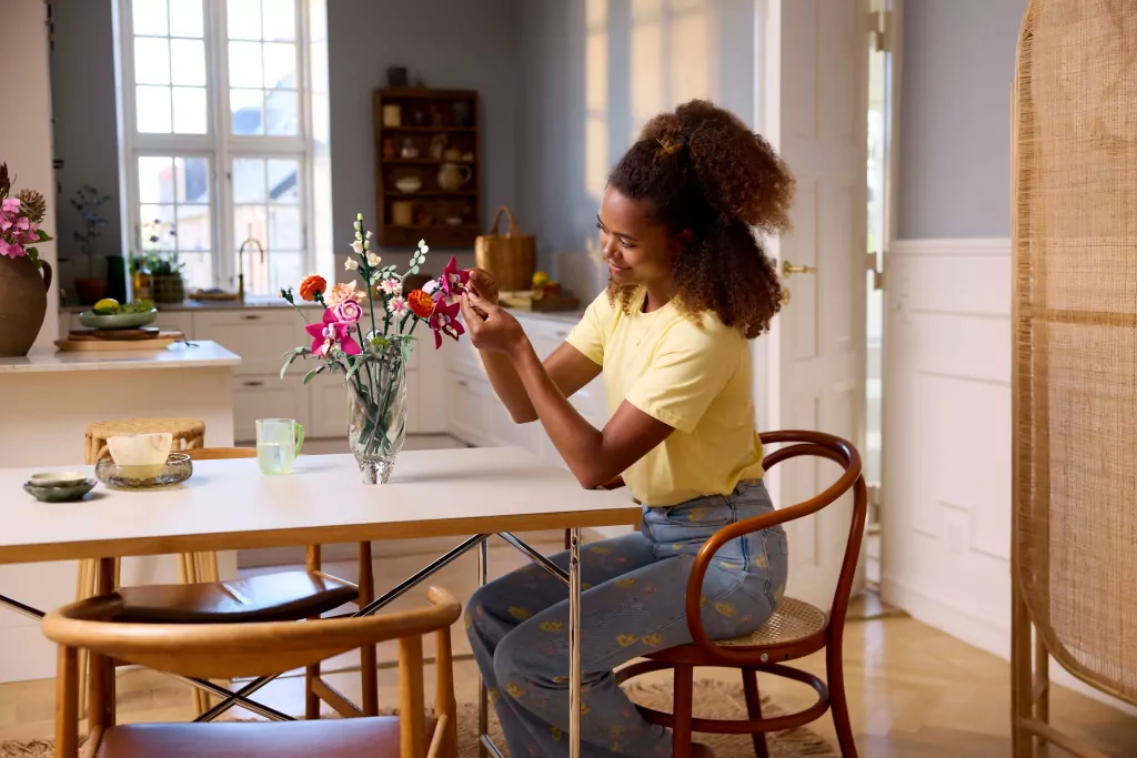 LEGO® Piękny bukiet różowych kwiatów 10342 - tantis.pl