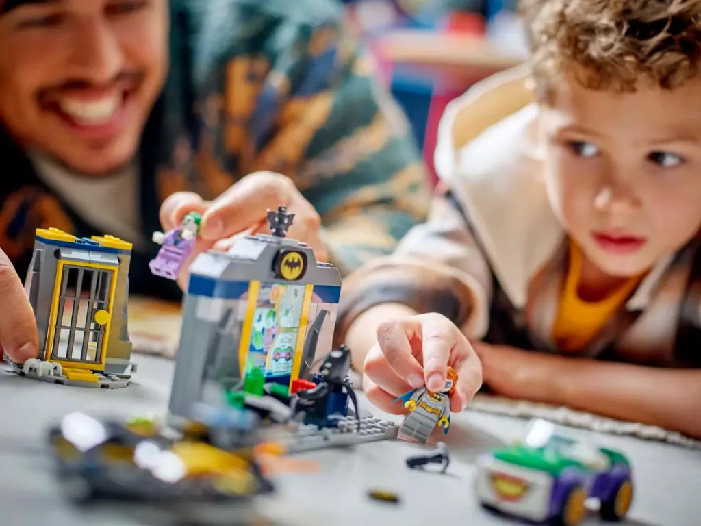 LEGO® Super heroses. Jaskinia Batmana z Batmanem, Batgirl i Jokerem. 76272 - tantis.pl