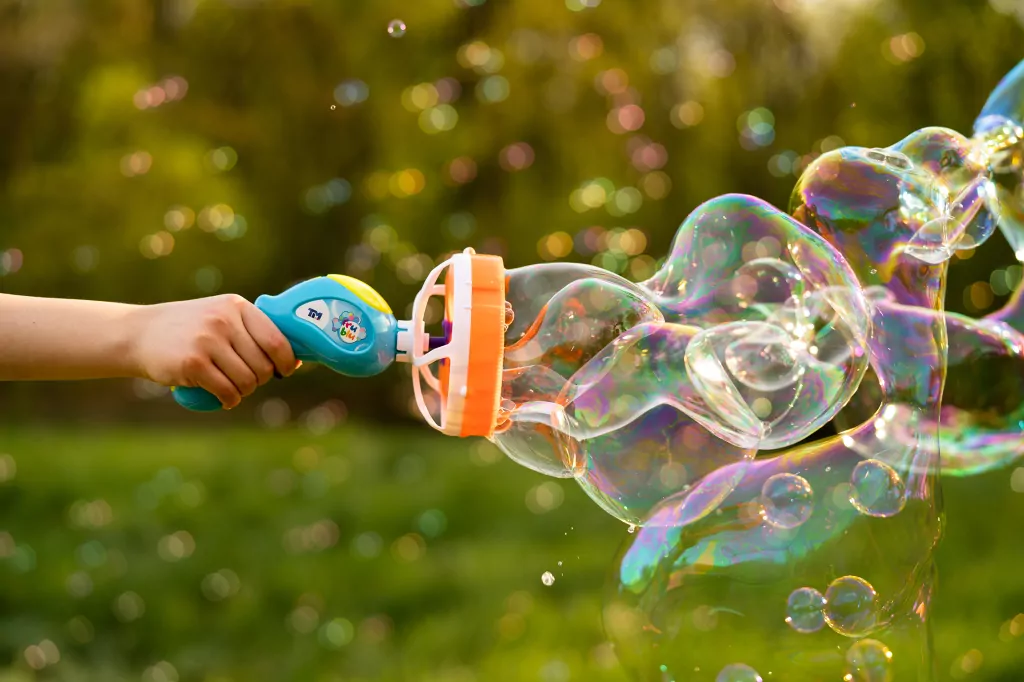 Fru Blu. Pistolet na bańki mydlane Blaster + płyn 500 ml - tantis.pl