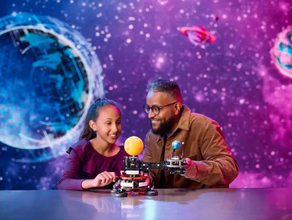 LEGO® Technic. Planeta Ziemia i Księżyc na orbicie 42179 - tantis.pl