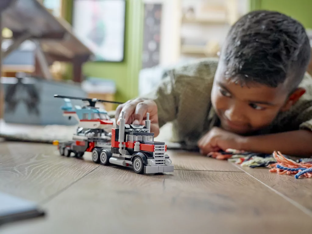 LEGO® Creator. Ciężarówka z platformą i helikopterem 31146 - tantis.pl