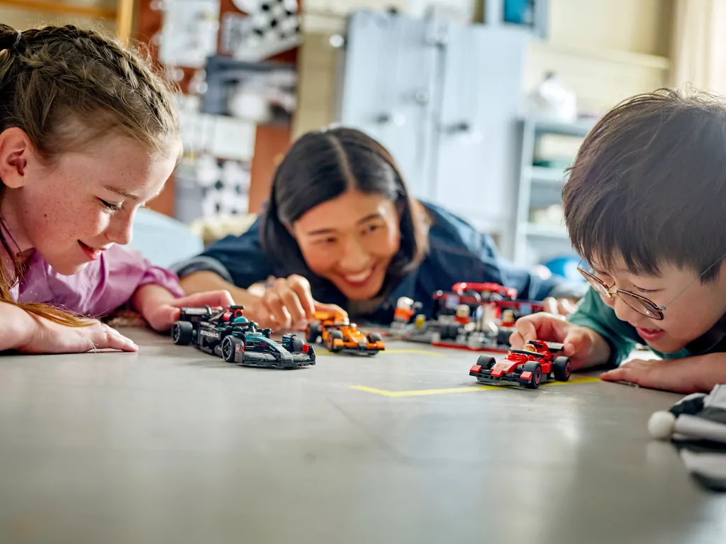 LEGO® F1® Pit stop i mechanicy z bolidem Ferrari 60443 - tantis.pl