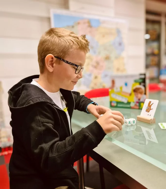 Kostka po kostce. Pisanie 5 kostek. Zabawka edukacyjna Montesori - tantis.pl