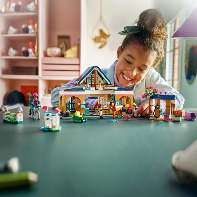 LEGO® Friends  Stadnina i szkółka jeździecka 42688 - tantis.pl
