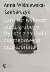 Garnitur wybrany przez grubego stylistę z zakładu pogrzebowego przy szpitalu