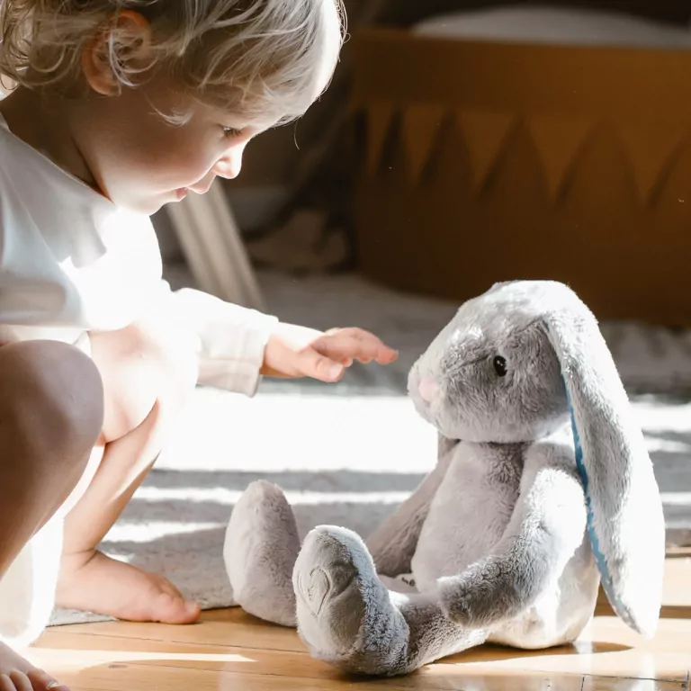 Whisbear. Szumiący Królik Felek z czujnikiem płaczu - tantis.pl