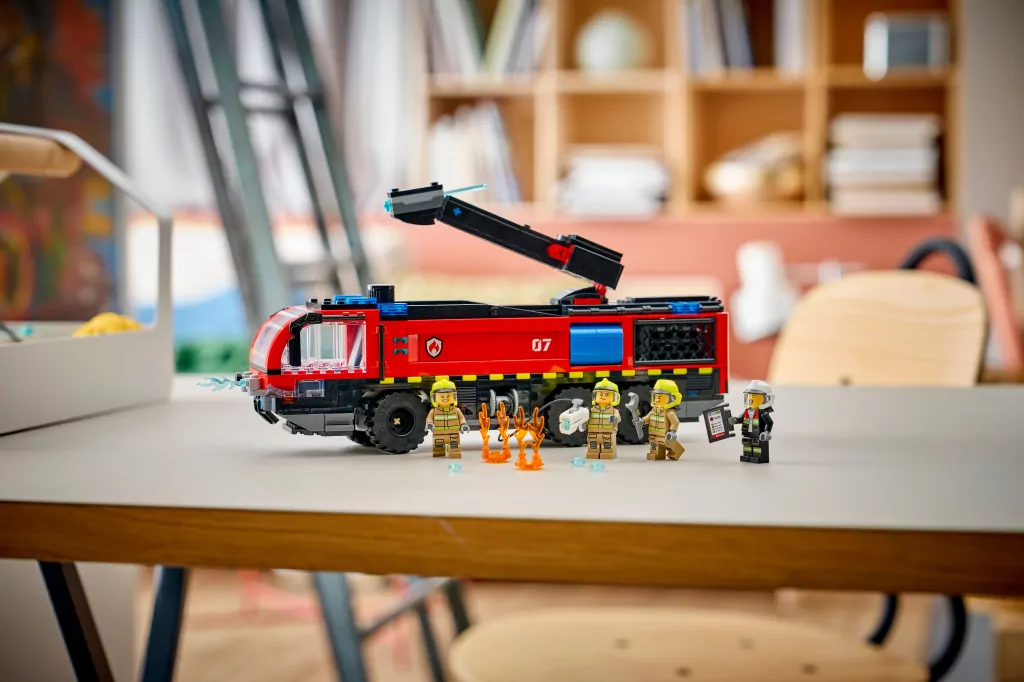 LEGO® City.  Lotniskowy wóz strażacki 60499 - tantis.pl